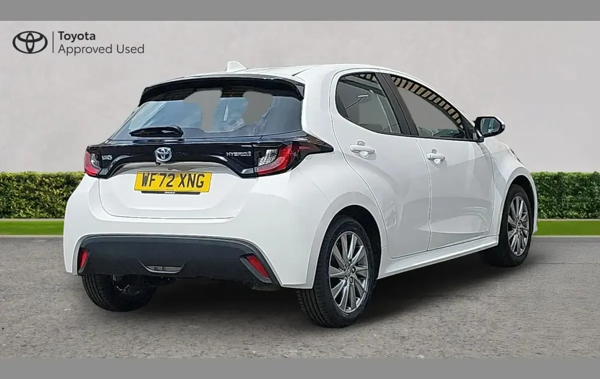 Used Toyota Yaris 113 HP (83 kW) 2022 White Hatchback