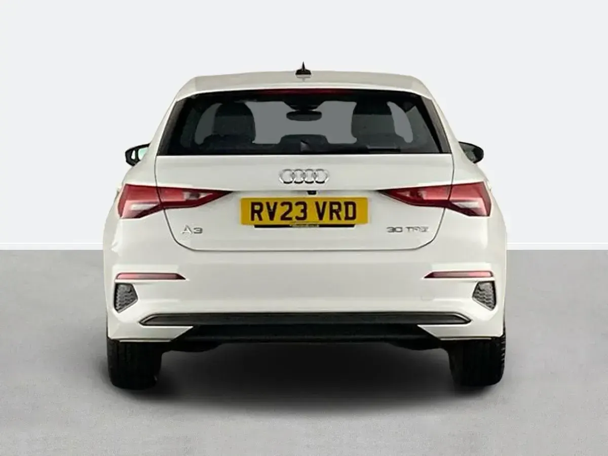 Usado Audi A3 Comfort 110 HP (80 kW) 2023 Branco Sedan