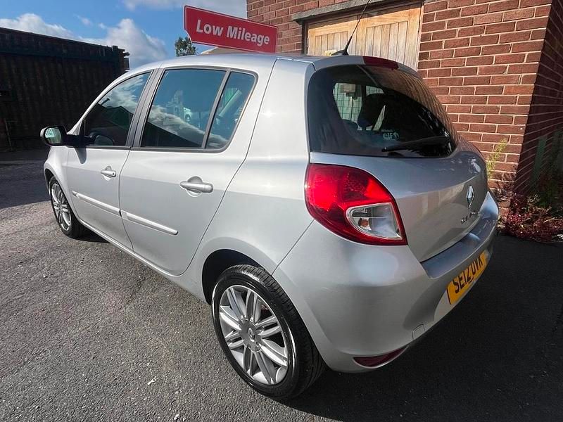 Usado Renault Clio IV Dynamique 75 HP (55 kW) 2012 Prateado Citadino