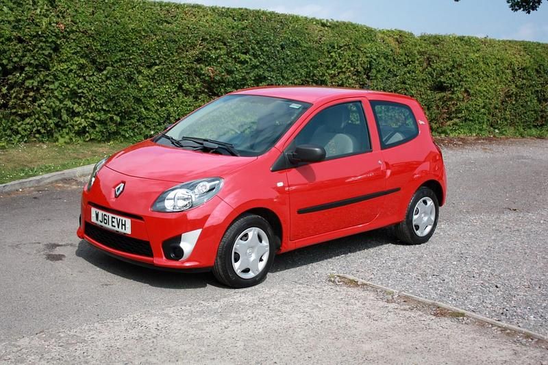 Red Used 2011 Renault Twingo Hatchback | £3,295 (A bit pricey) - Image 1/4