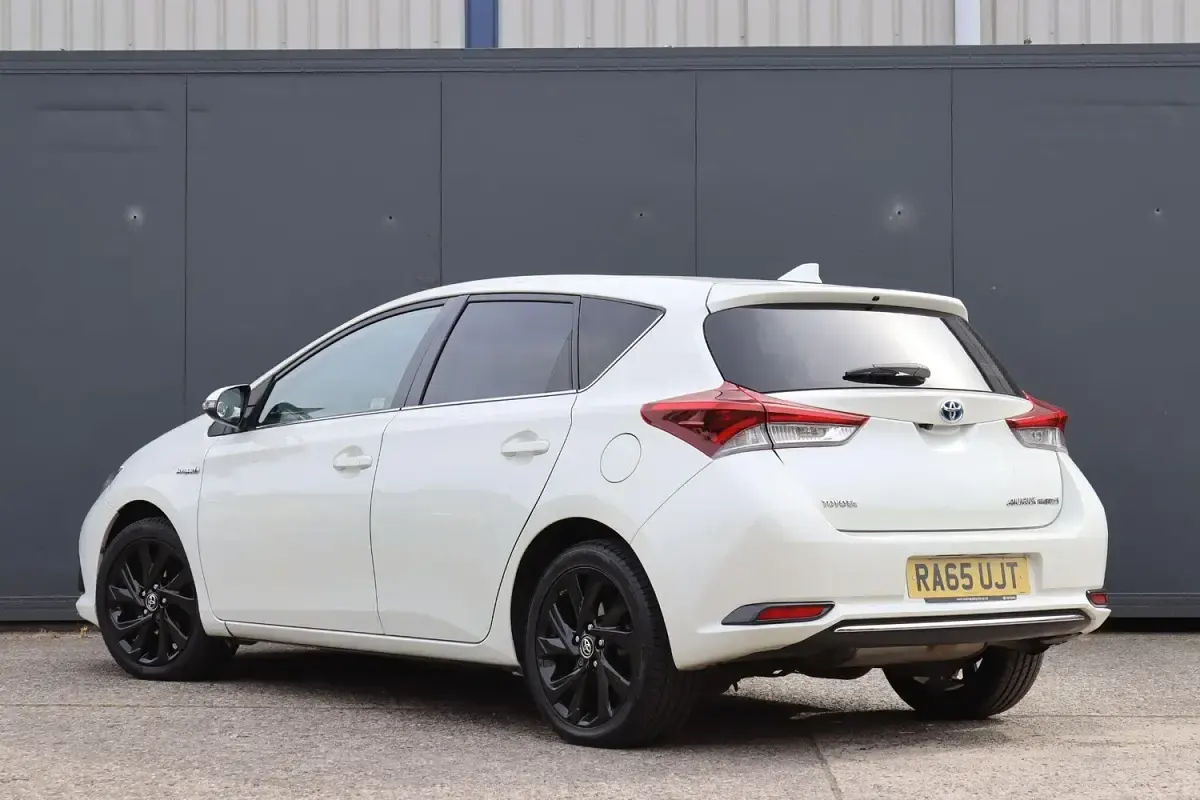 Used Toyota Auris Hybrid Design 2016 White Hatchback