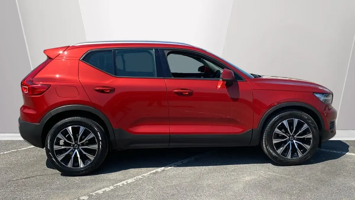 Used Volvo XC40 Momentum 150 HP (110 kW) 2020 Red SUV