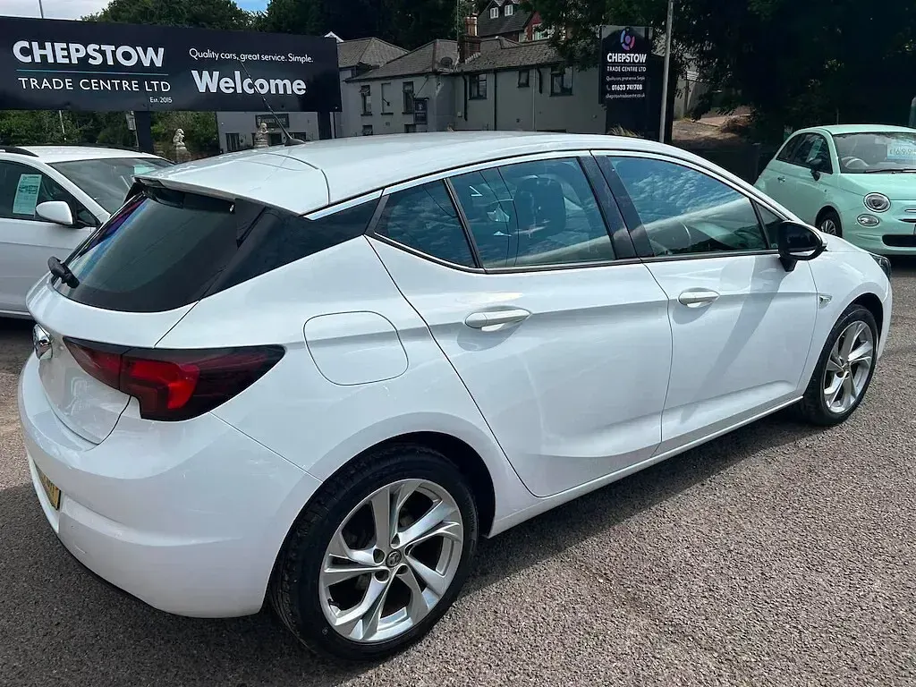 Used Vauxhall Astra SRi 145 HP (106 kW) 2021 White Hatchback