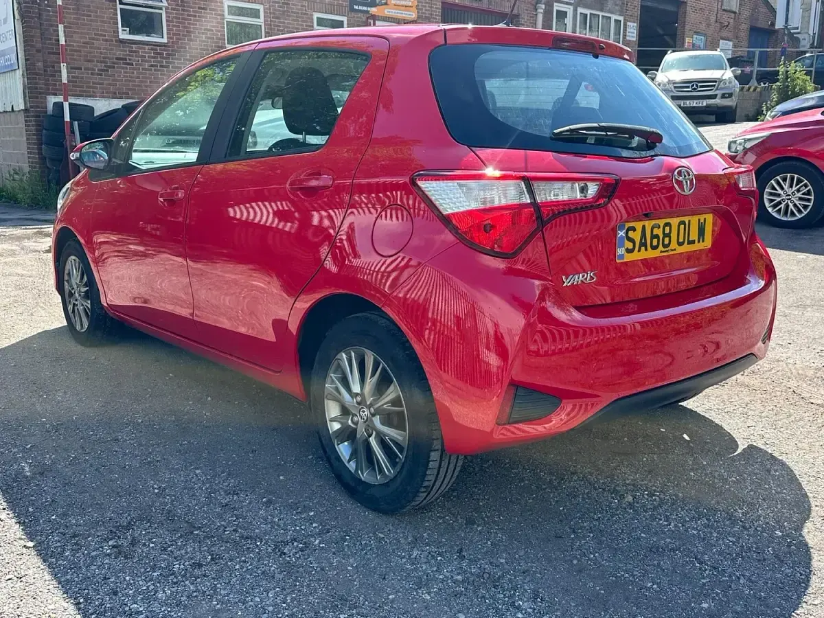 Used Toyota Yaris 111 HP (81 kW) 2018 Red Hatchback