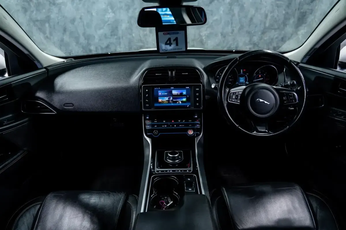 Używany Jaguar XE Prestige 2017 Biały Sedan/Limuzyna