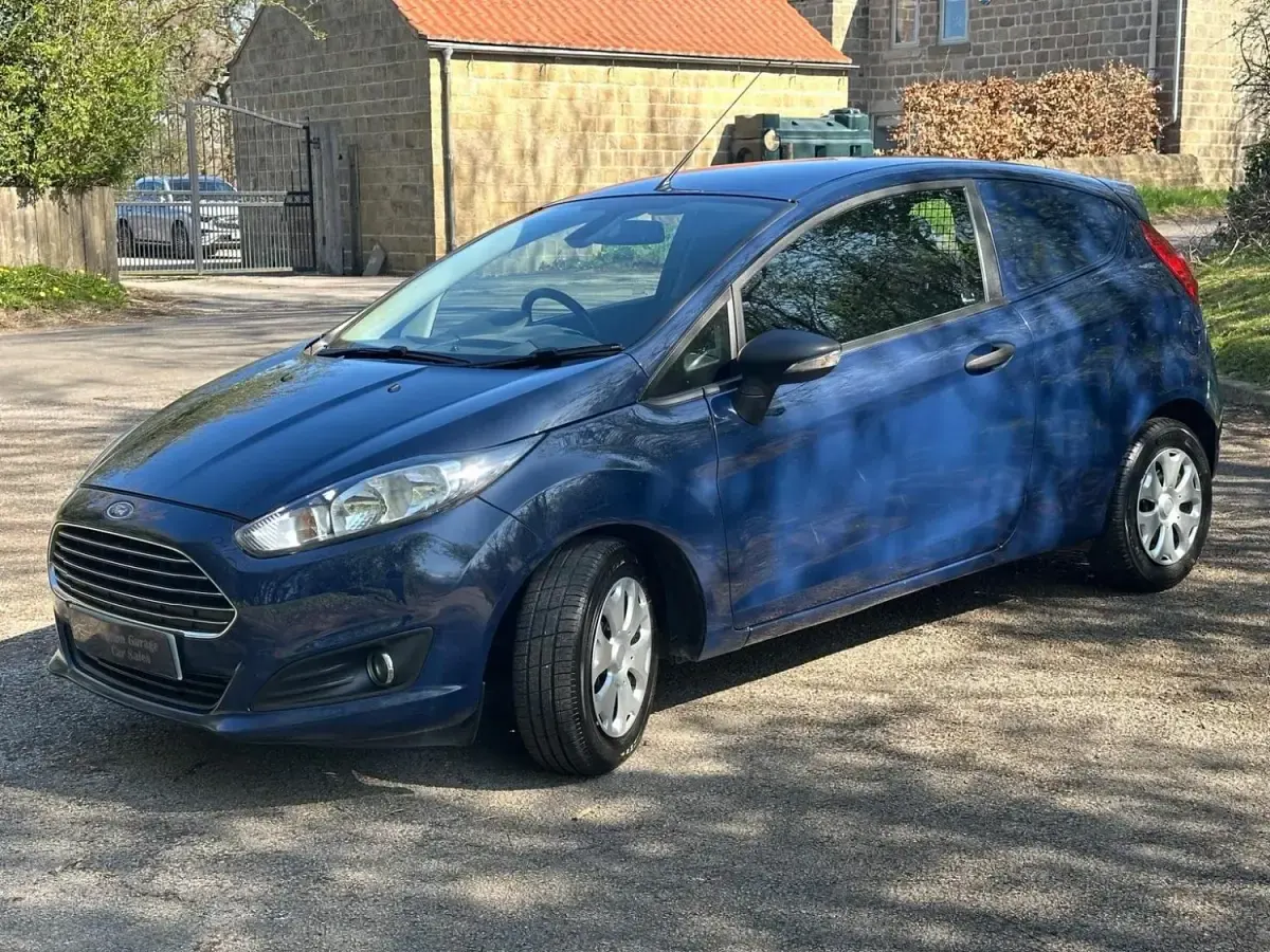 Used Ford Fiesta 75 HP (55 kW) 2015 Blue Hatchback