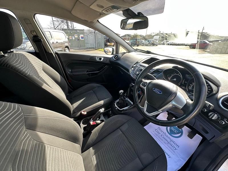 Used Ford Fiesta Zetec 82 HP (60 kW) 2013 Silver Hatchback