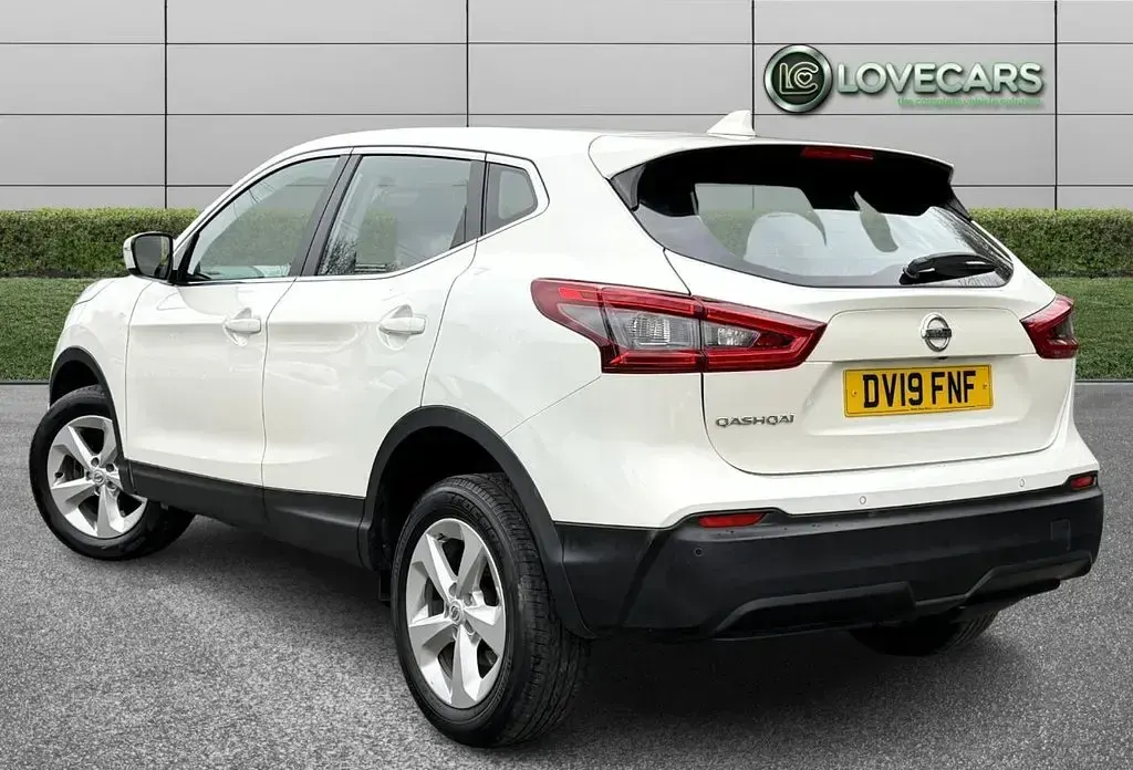 Used Nissan Qashqai Acenta Premium 115 HP (84 kW) 2019 White SUV