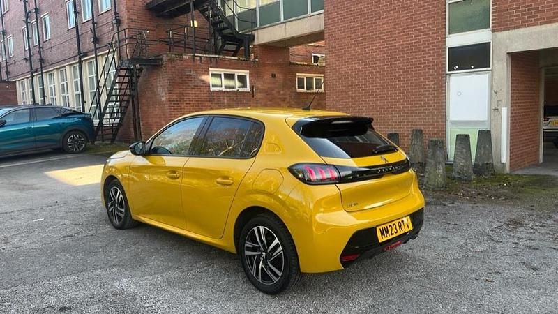 Used Peugeot 208 Allure+ 99 HP (72 kW) 2023 Yellow Hatchback
