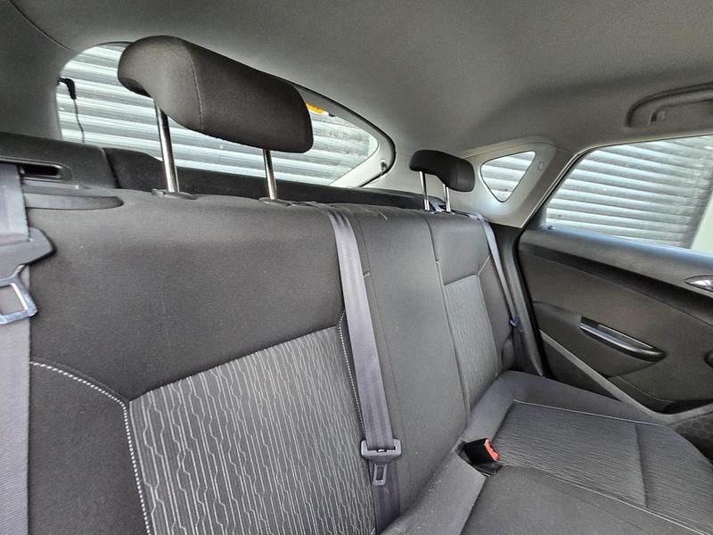 Used Vauxhall Astra Design Edition 116 HP (85 kW) 2014 White Hatchback