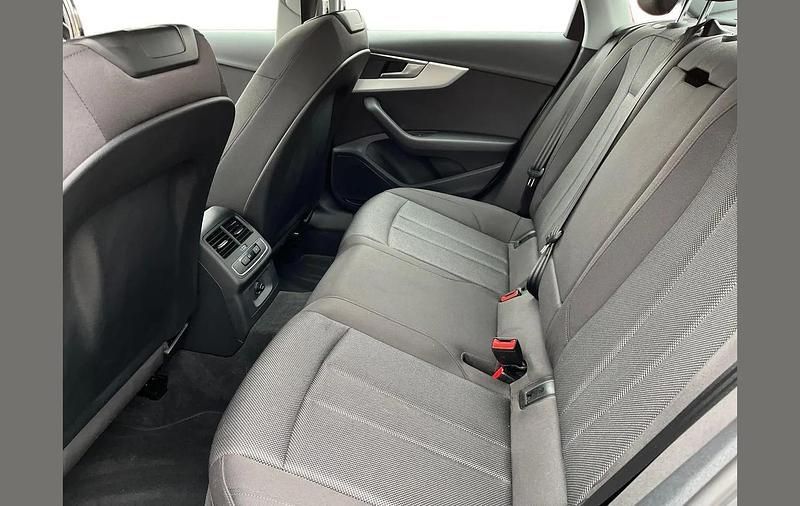 Begagnad Audi A4 Comfort 161 HK (118 kW) 2023 Vit Sedan