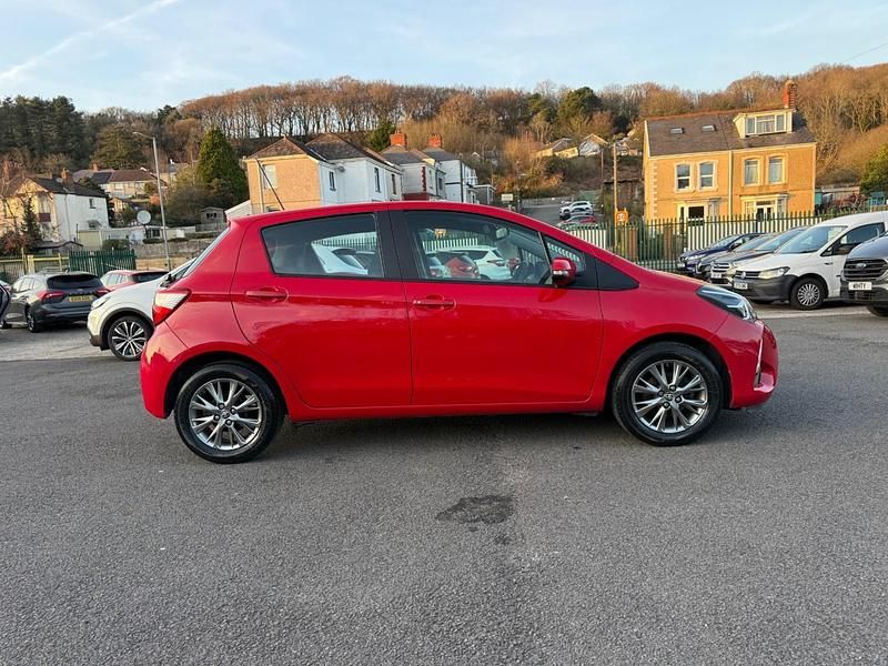 Used Toyota Yaris 69 HP (50 kW) 2018 Red Hatchback