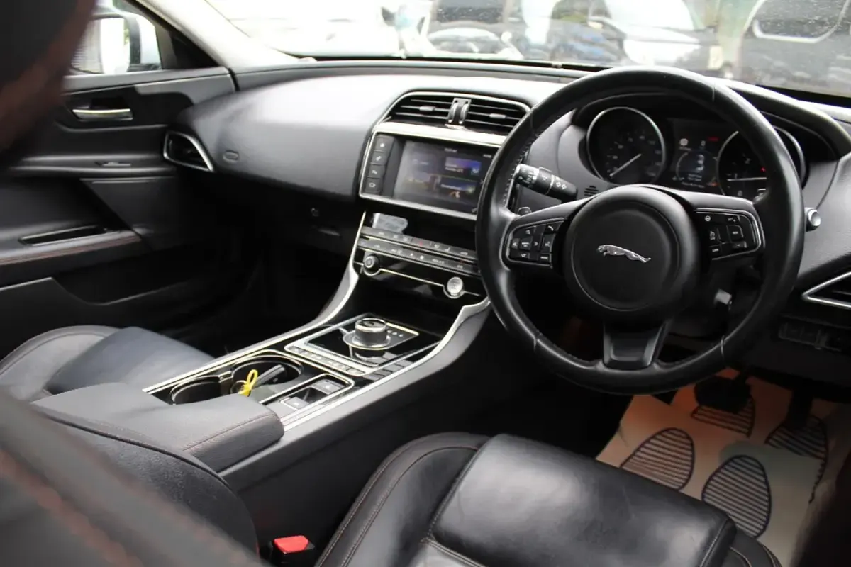 Used Jaguar XE Prestige 180 HP (132 kW) 2018 Silver Sedan