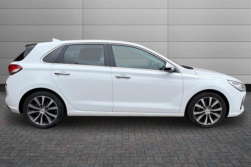 Used Hyundai i30 Premium 140 HP (102 kW) 2018 Polar white Hatchback