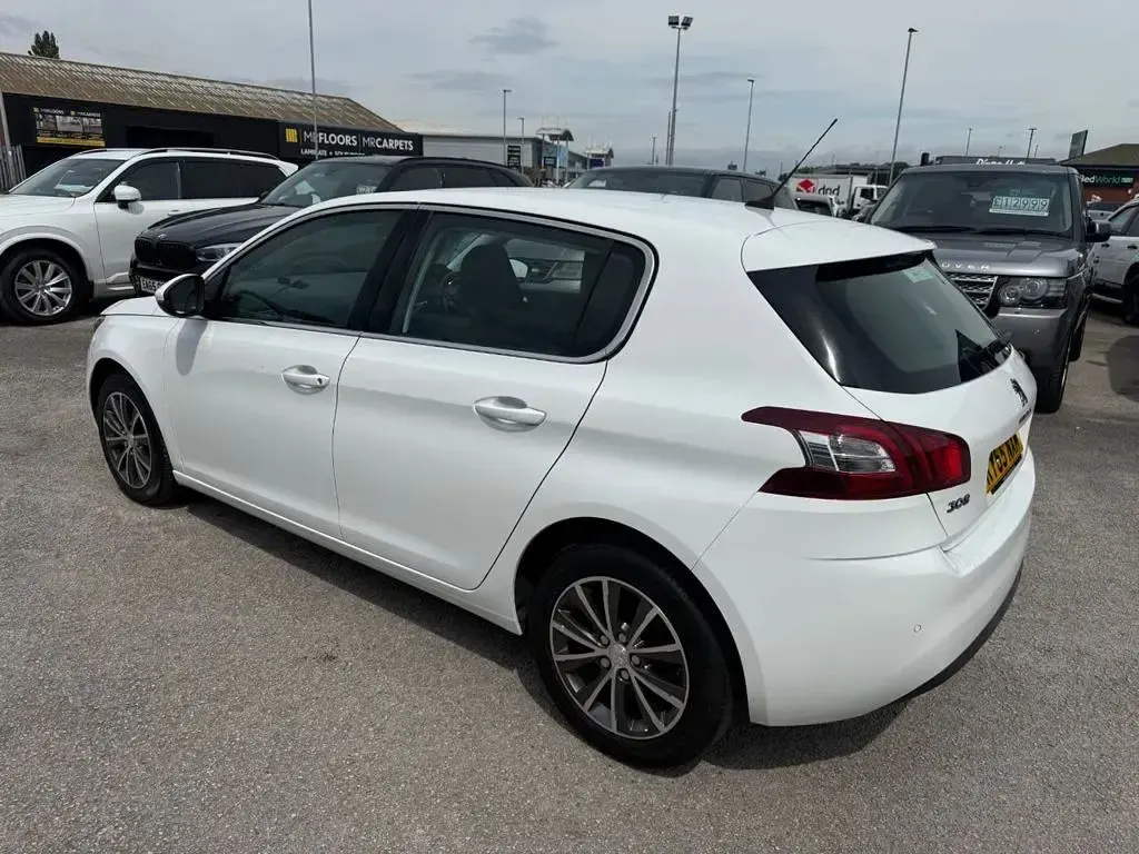 Used Peugeot 308 Allure 120 HP (88 kW) 2015 White Hatchback
