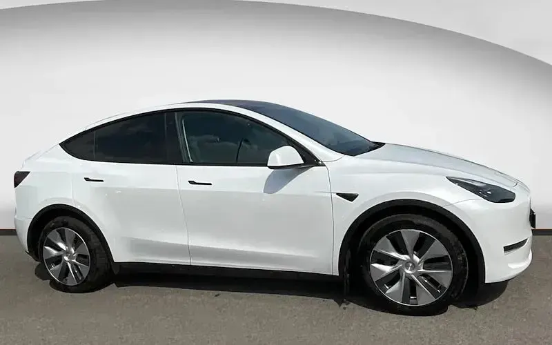 Używany Tesla Model Y Long Range AWD 286 kW (389 KM) 2025 SUV