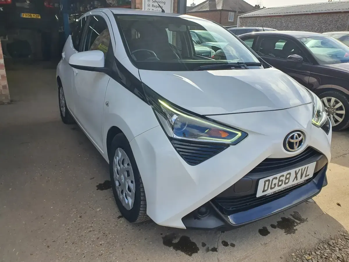 Used Toyota Aygo X-play 2018 White Hatchback