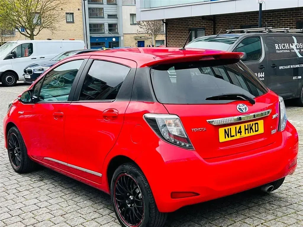 Begagnad Toyota Yaris Trend 2014 Röd Halvkombi