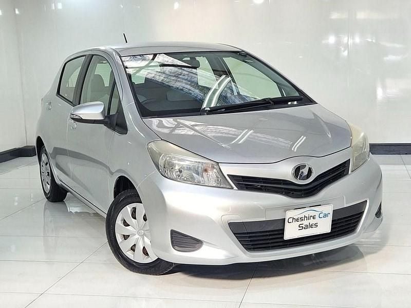Usado Toyota Vitz 2014 Plateado Utilitario