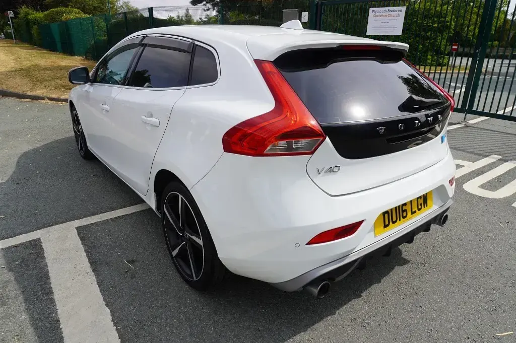 Used Volvo V40 R-Design 245 HP (180 kW) 2016 White Hatchback