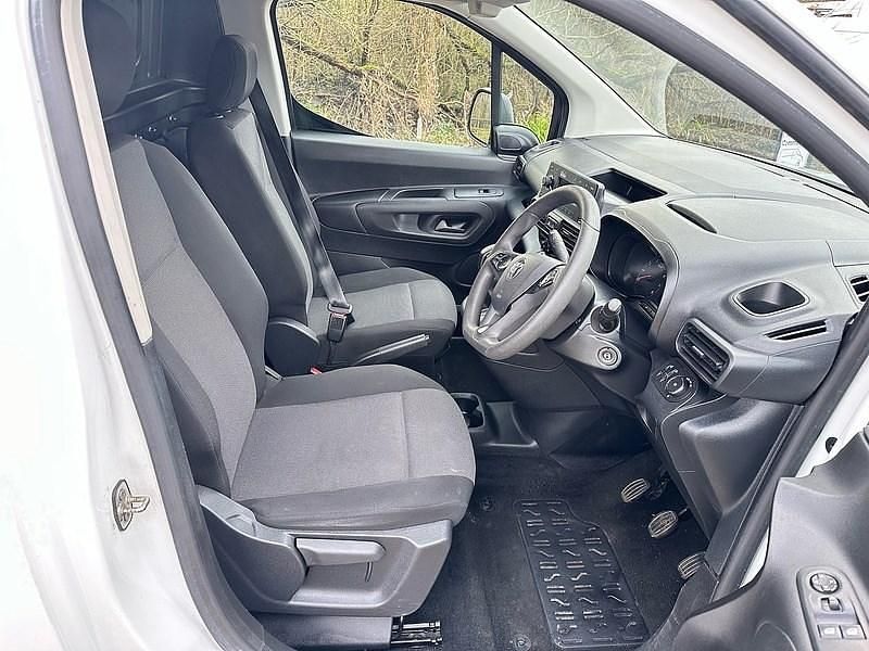 Used Vauxhall Combo Sportive 100 HP (73 kW) 2021 White Van