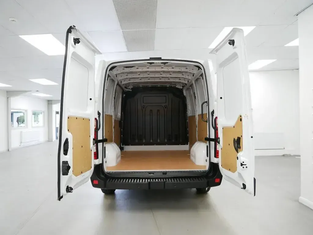 Used Nissan Interstar Acenta 135 HP (99 kW) 2023 White Van