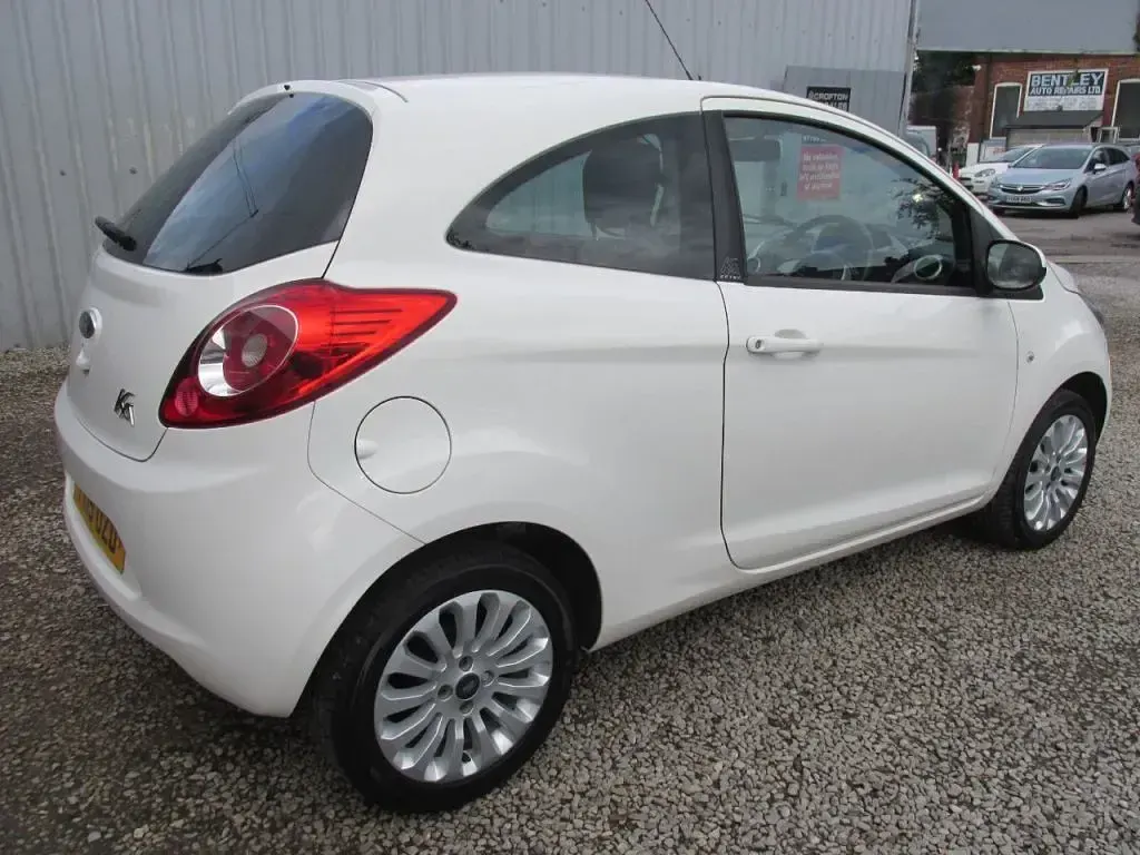Used Ford Ka Zetec 69 HP (50 kW) 2015 White Hatchback