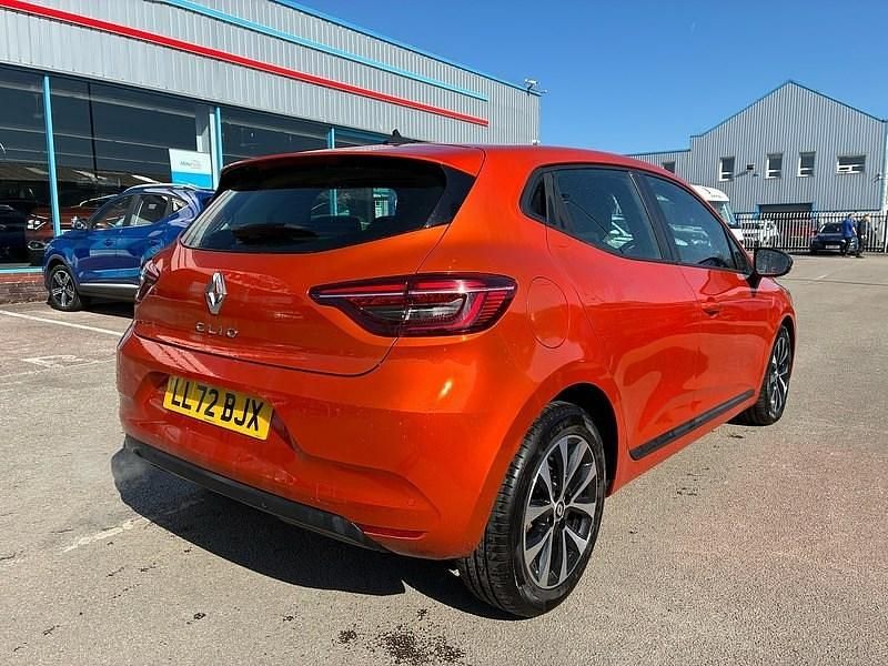 Używany Renault Clio V Evolution 90 KM (66 kW) 2022 Pomarańczowy Hatchback