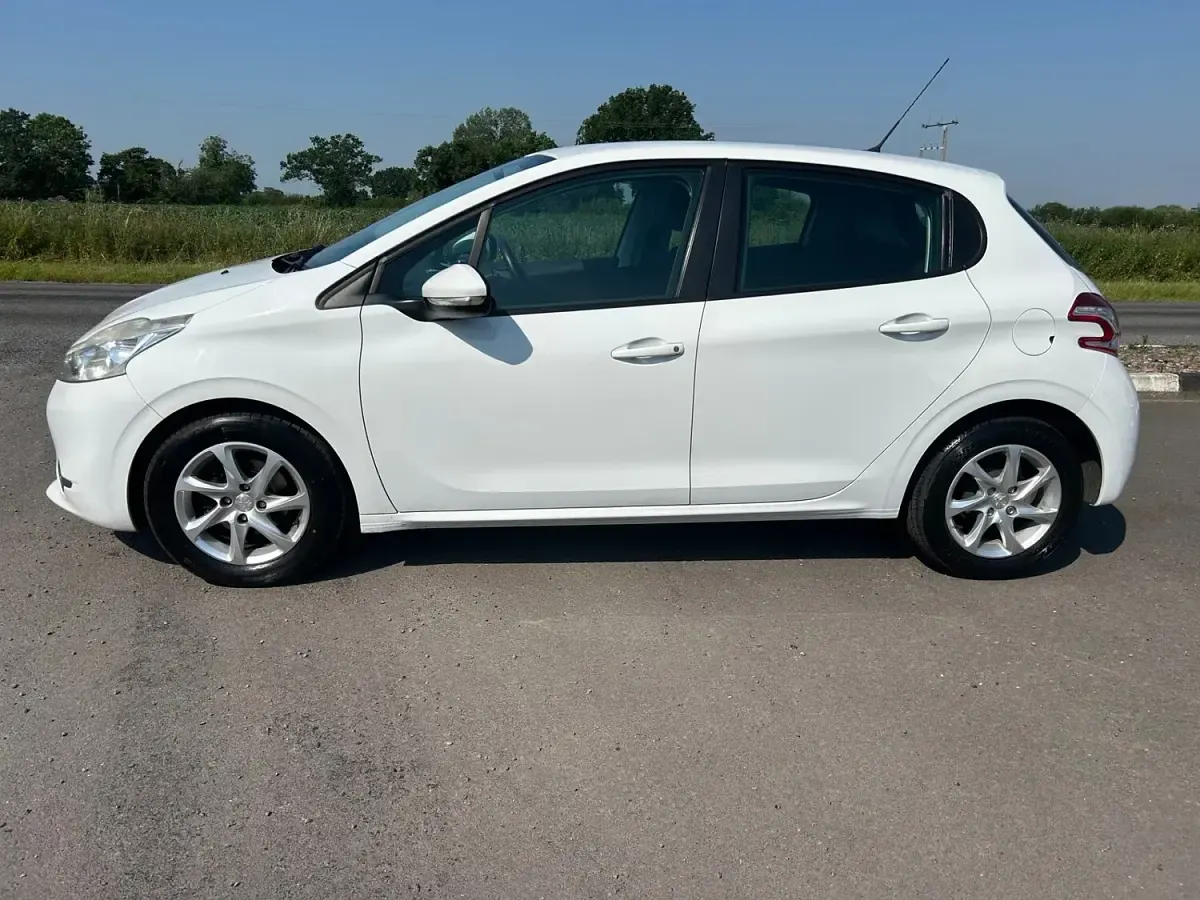 Used Peugeot 208 Active 2014 White Hatchback