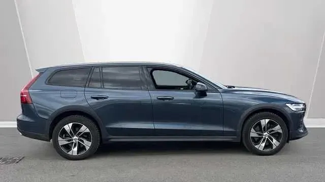 Usado Volvo V60 CC Pro 247 HP (181 kW) 2021 Azul Carrinha