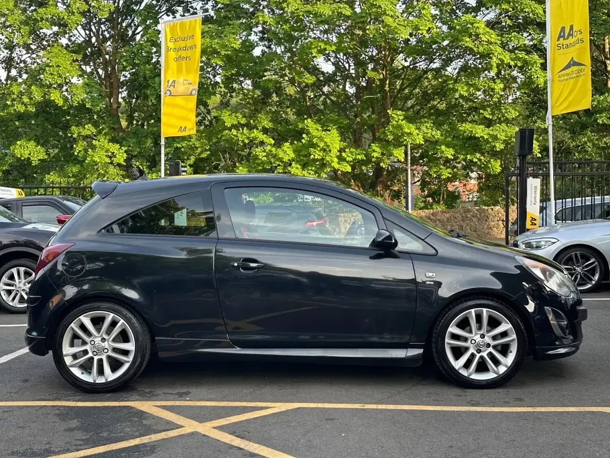 Used Vauxhall Corsa SRi 100 HP (73 kW) 2013 Black Hatchback