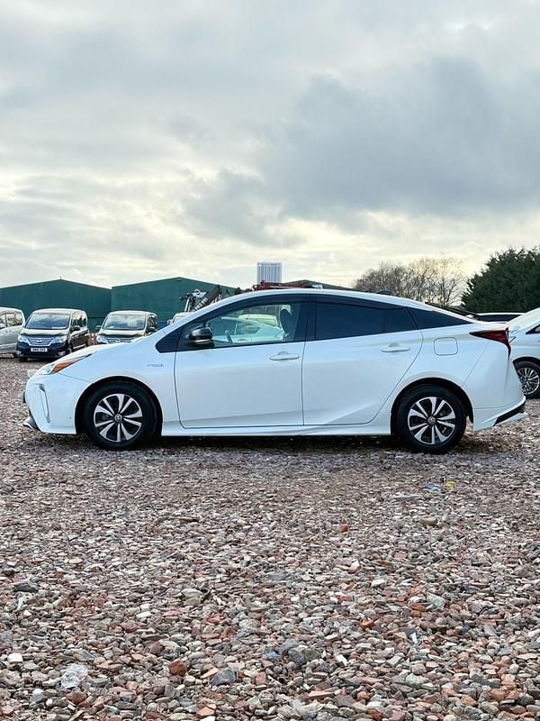 Used Toyota Prius 122 HP (89 kW) 2019 White Hatchback