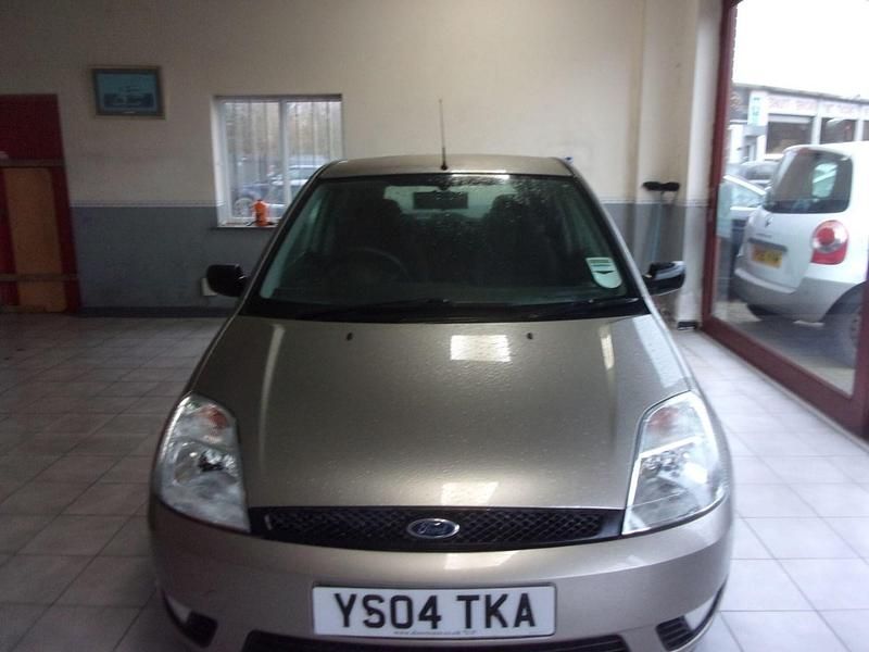 Used Ford Fiesta Zetec 80 HP (58 kW) 2004 Silver Hatchback