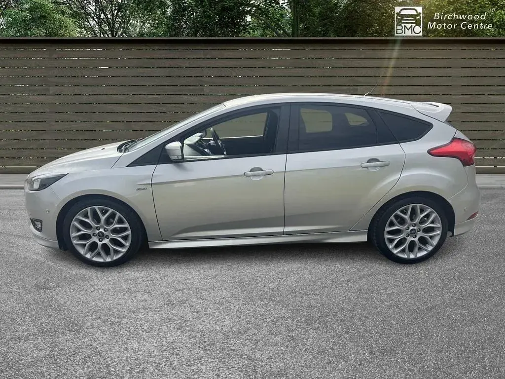 Used Ford Focus ST-Line 125 HP (91 kW) 2017 Silver Hatchback