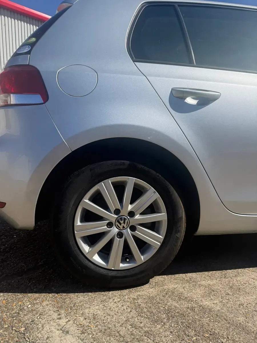 Usado VW Golf VIII 2023 Prateado Citadino