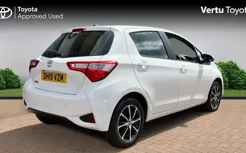 Used Toyota Yaris 111 HP (81 kW) 2019 White Hatchback
