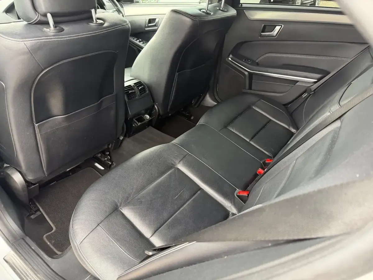 Usado Mercedes E220 AMG line 2014 Plateado Berlina