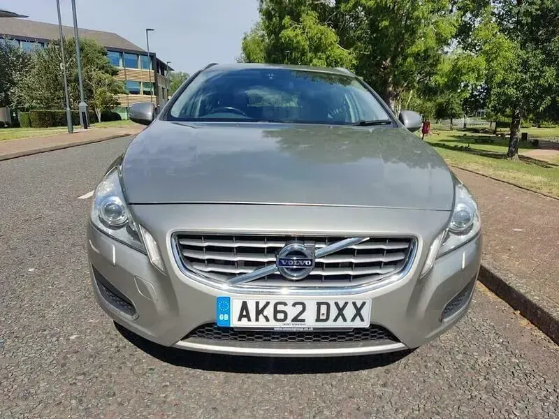Used Volvo V60 SE Lux 215 HP (158 kW) 2012 Gold Estate