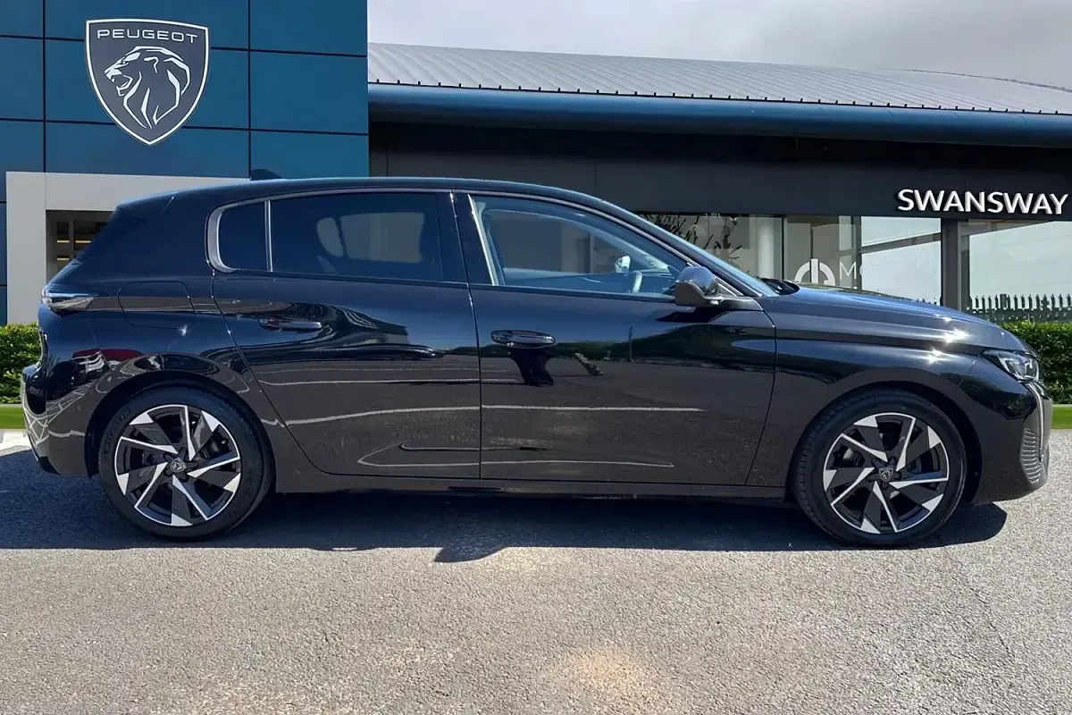 Second-hand Peugeot 308 Allure Premium 130 CP (95 kW) 2023 Negru Hatchback