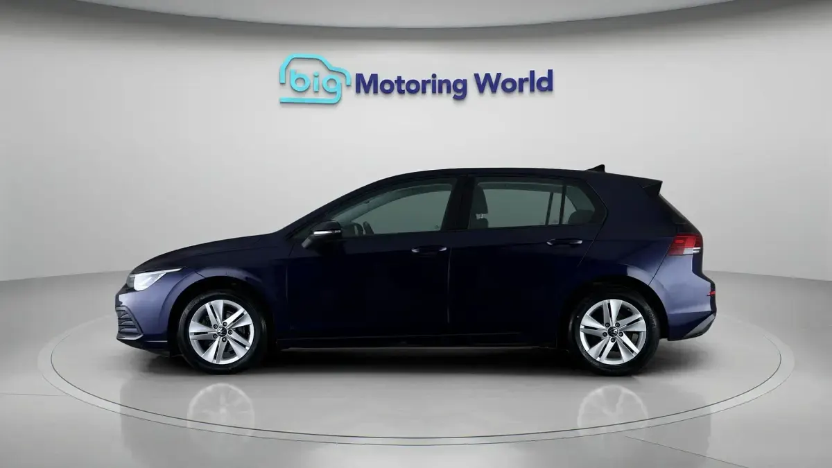 Second-hand VW Golf VIII S 128 CP (94 kW) 2022 Albastru Hatchback