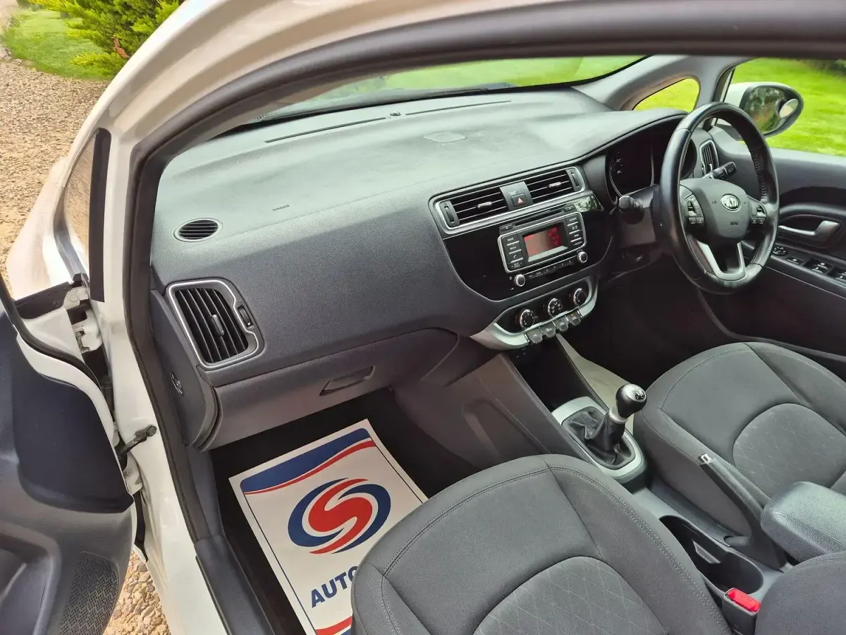 Used Kia Rio 2015 White Hatchback