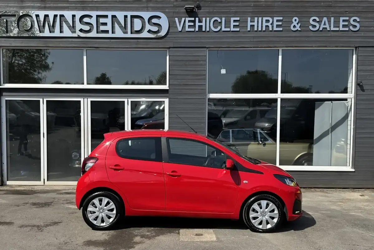 Used Peugeot 108 Active 72 HP (52 kW) 2021 Red Hatchback