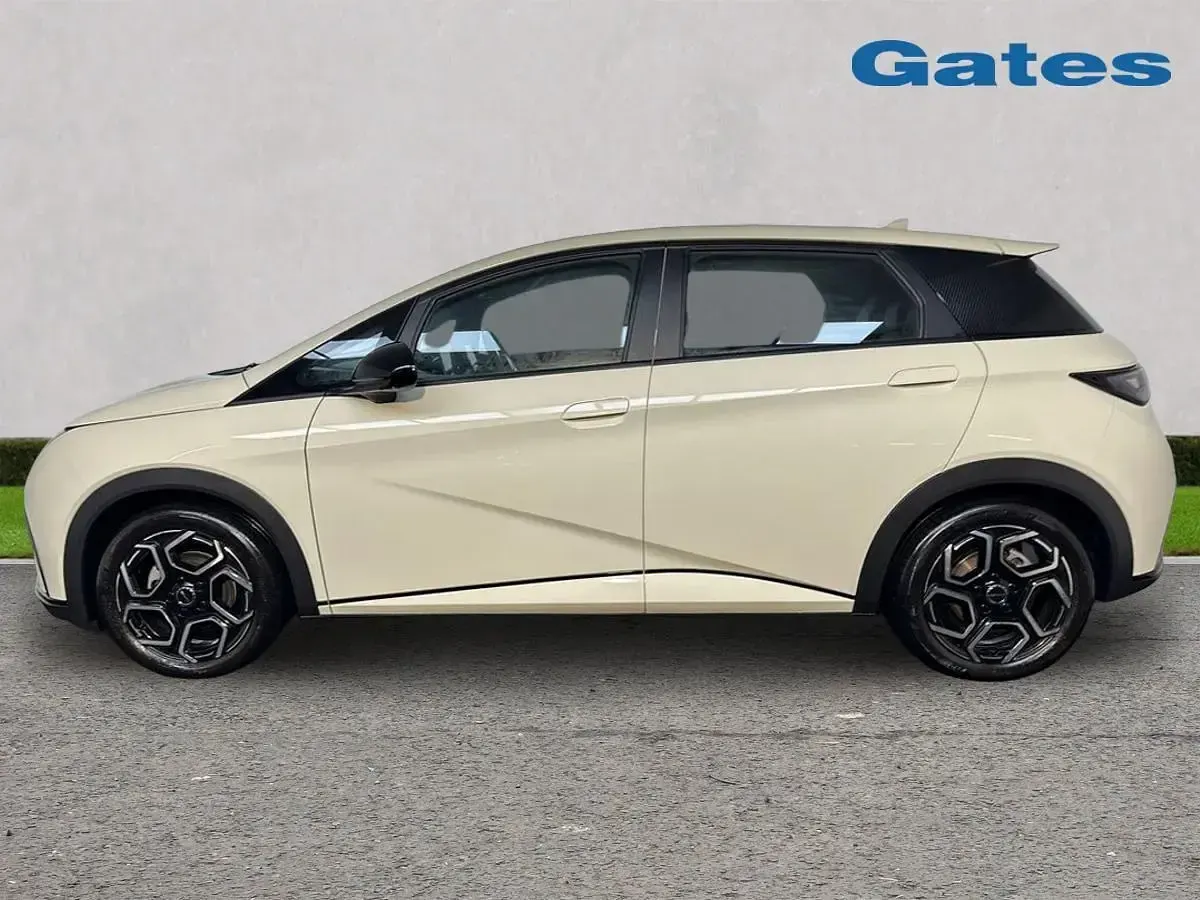 Używany BYD Dolphin Boost 130 kW (177 KM) 2025 Biały Hatchback