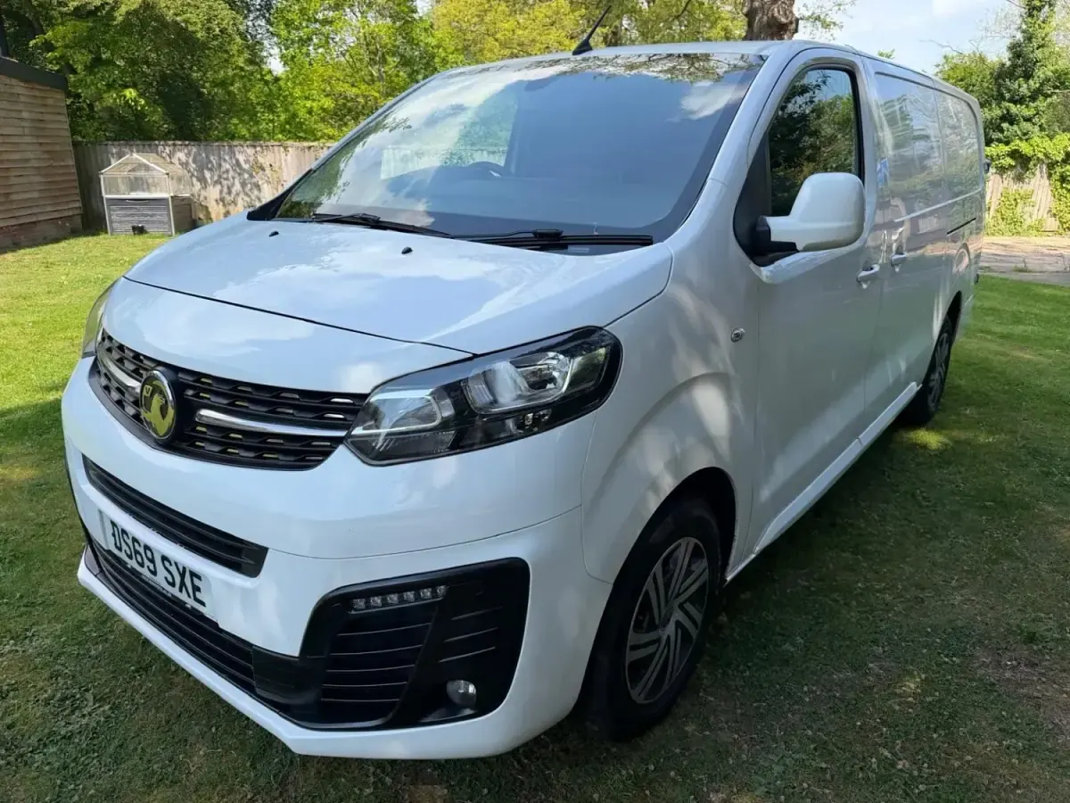 Second-hand Vauxhall Vivaro Sportive 2019 Alb Monovolum