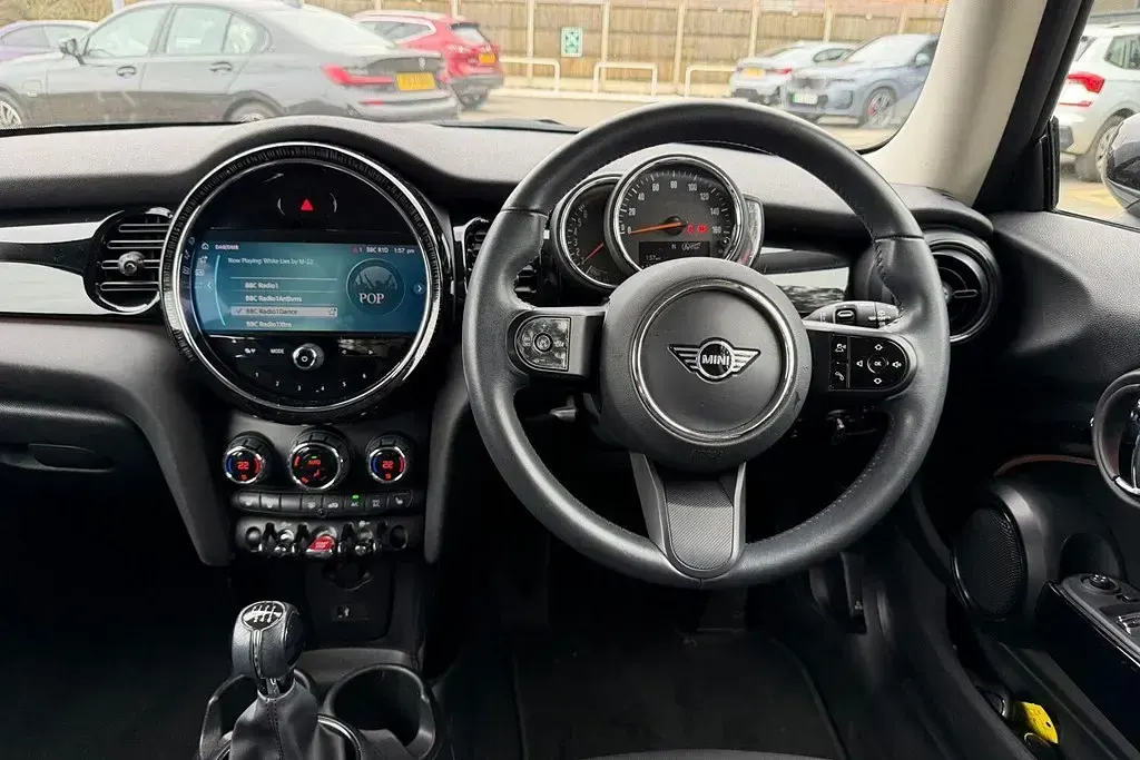 Używany Mini Cooper Classic 134 KM (98 kW) 2022 Szary Hatchback