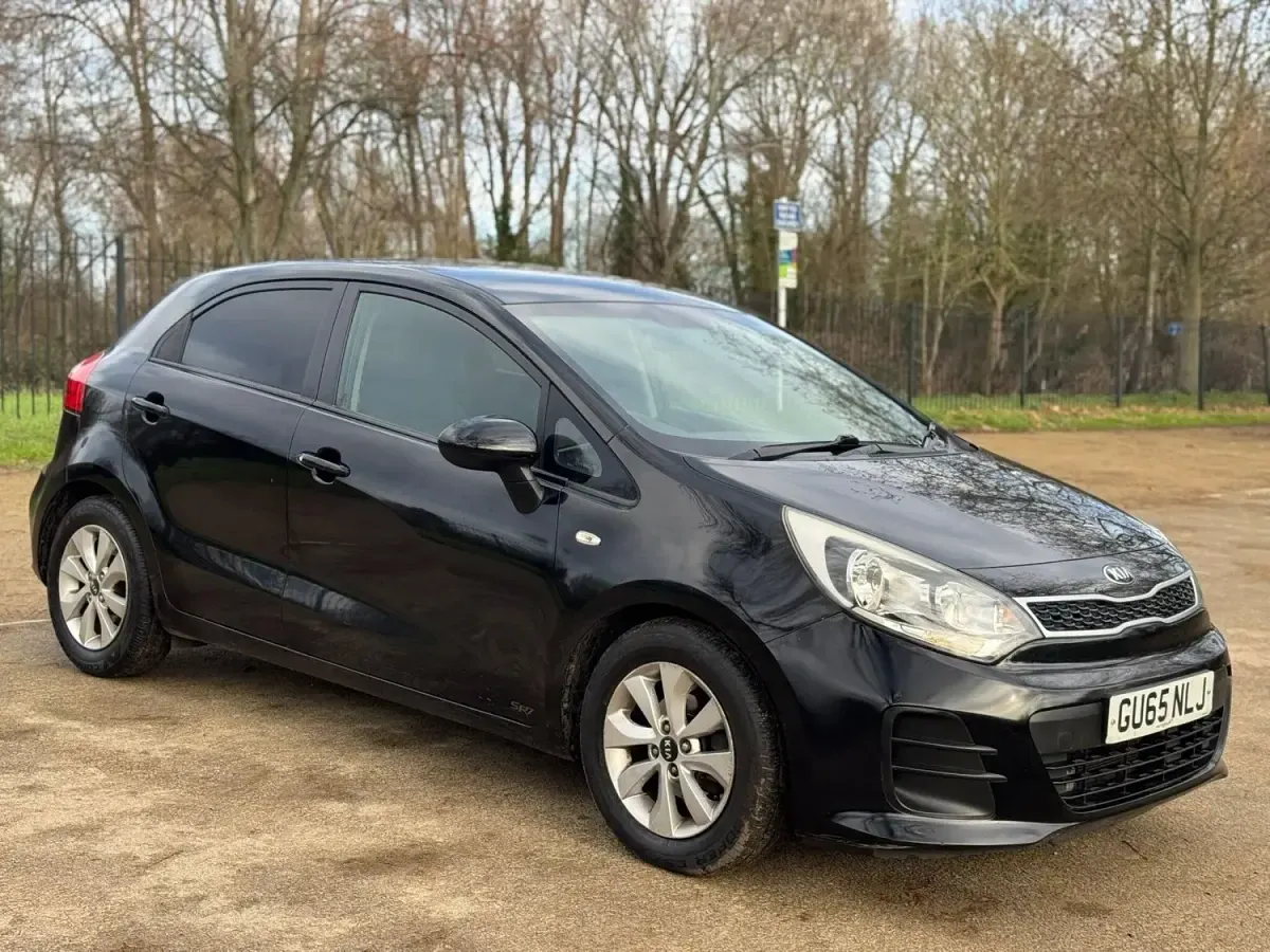 Begagnad Kia Rio 2015 Svart Halvkombi