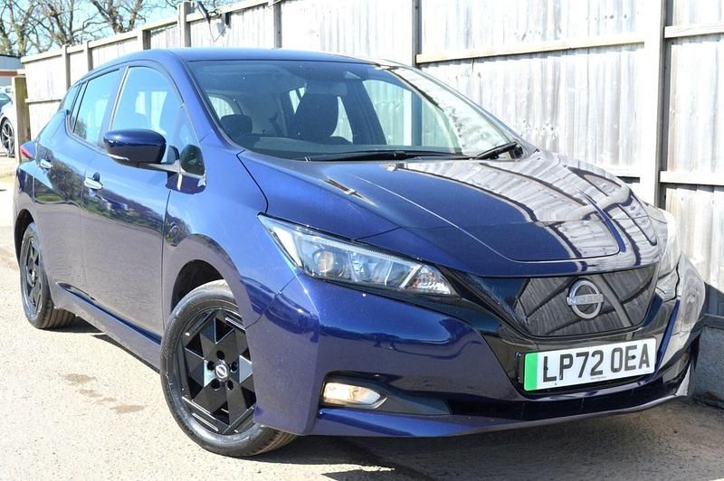Begagnad Nissan Leaf Acenta 110 kW (150 HK) 2022 Blå Halvkombi