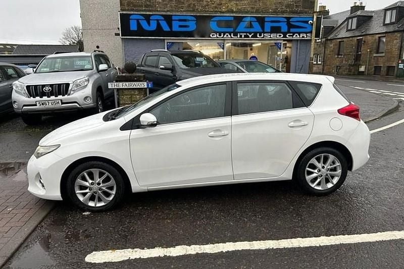 White Used 2014 Toyota Auris Hatchback | £4,295 (Fair price) - Image 1/1
