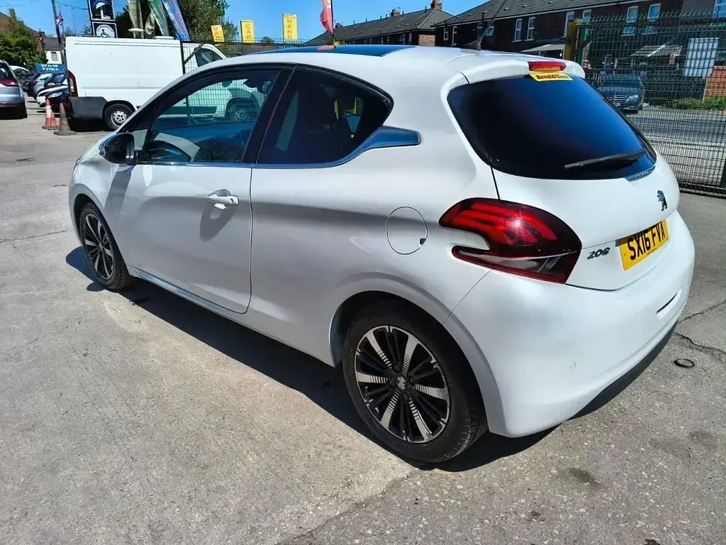 Second-hand Peugeot 208 Allure 82 CP (60 kW) 2016 Alb Hatchback