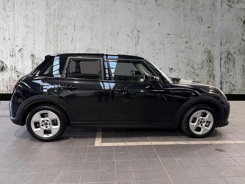 Begagnad Mini Cooper Hatch 113 kW (154 HK) 2025 Svart Halvkombi